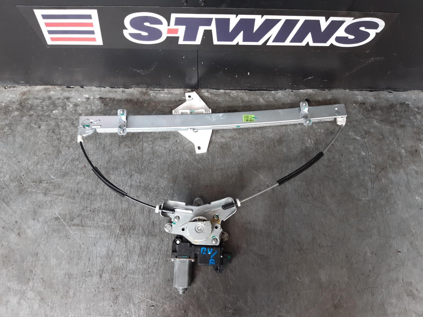 Used auto part listing image: 2018 LDV G10 VAN RIGHT FRONT WINDOW REG MOTOR SV7A/SV7C, DOOR REG ASSY (REG & MOTOR), 6 PIN MOTOR TYPE, WAGON/VAN, 04/15- 0000111716