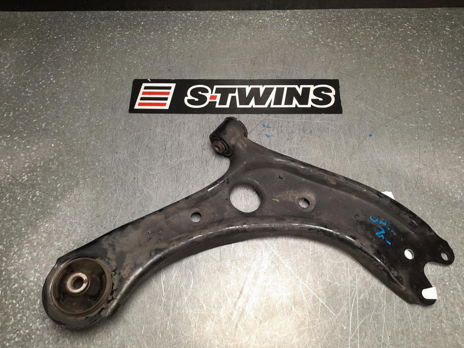 Used auto part listing image: 2017 HYUNDAI TUCSON RIGHT FRONT LOWER CONTROL ARM TL, CZECH BUILT (VIN TMAJ), 06/15-08/18 0000363612
