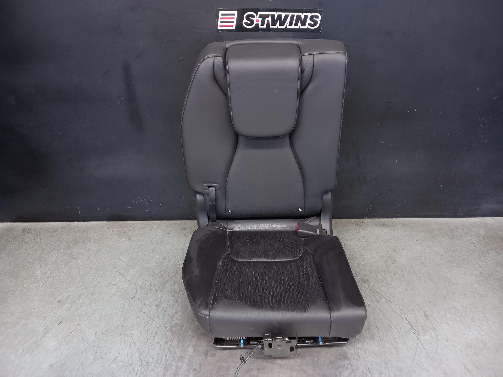 Used auto part listing image: 2024 KIA CARNIVAL/GRAND CARNIVAL 3RD SEAT KA4, RH REAR, LEATHER, 10/20- 0000367189