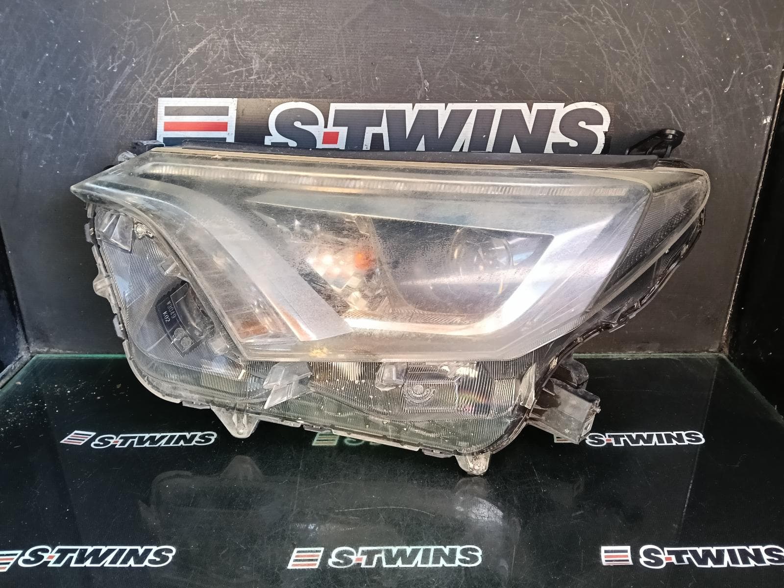 Used auto part listing image: 2018 TOYOTA RAV4 LEFT HEADLAMP XA40, LED TYPE, 10/15-12/18 0000404635
