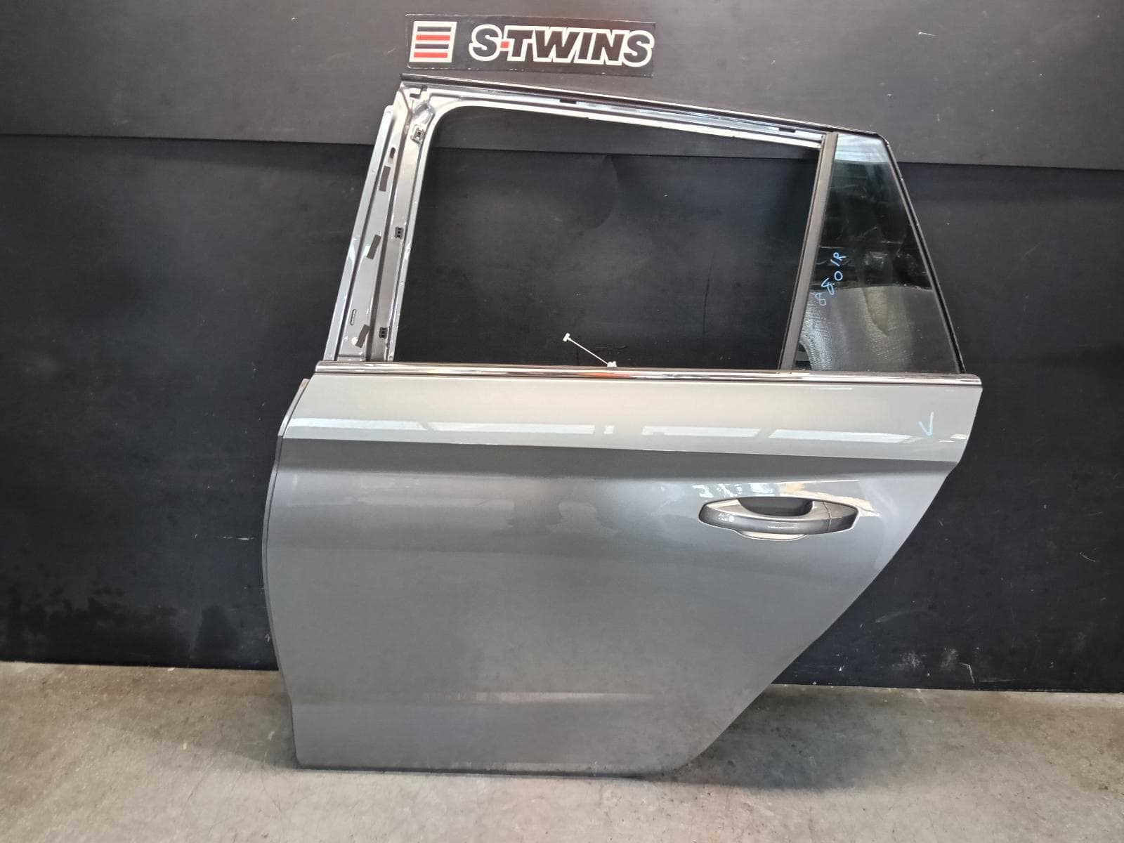 Used auto part listing image: 2022 SKODA KAMIQ LEFT REAR DOOR SLIDING NW, 06/20- 0000413992