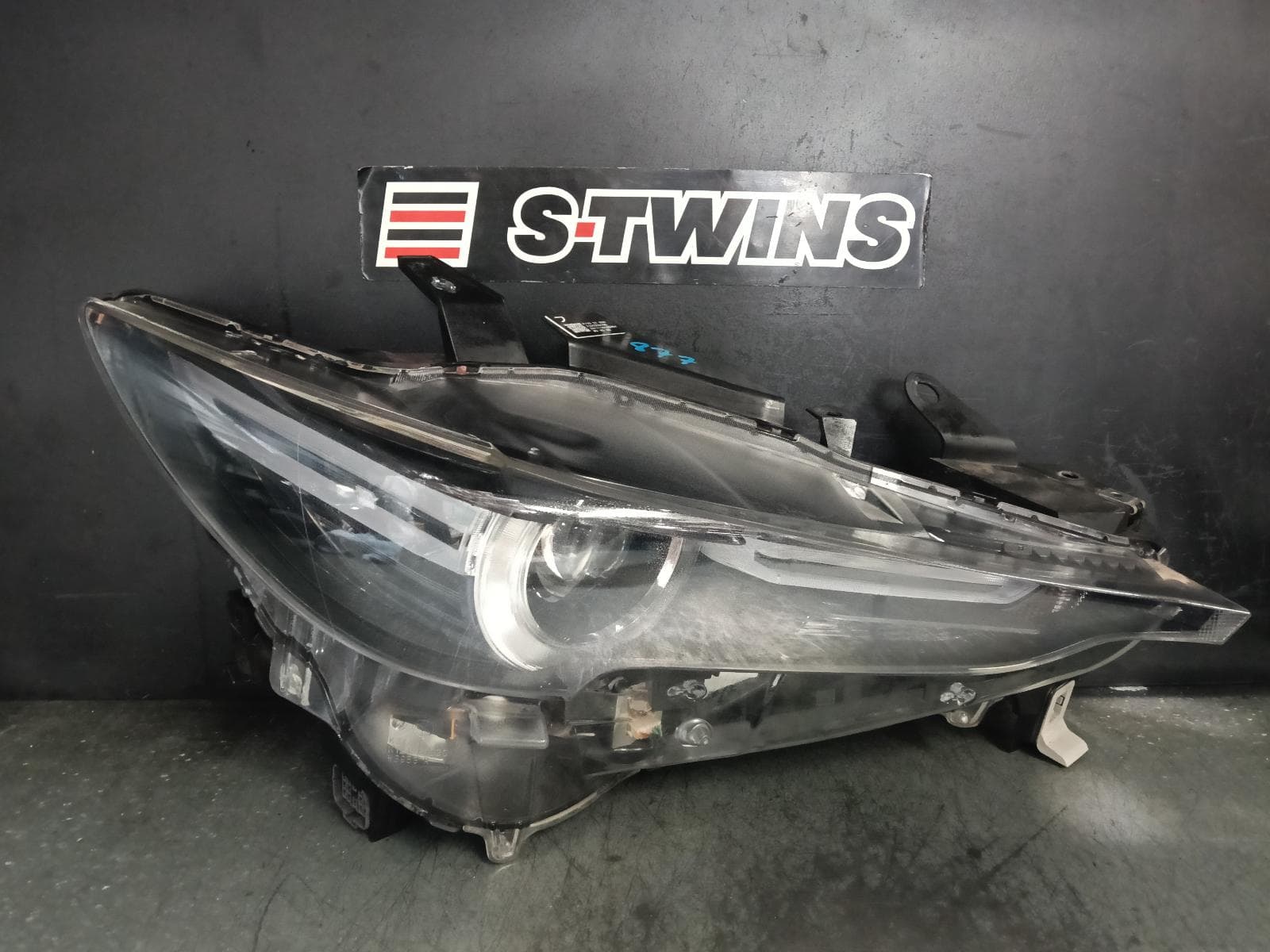 Used auto part listing image: 2018 MAZDA CX5 RIGHT HEADLAMP NON AFS, NON ADAPTIVE, NON DAYTIME RUNNING LAMP, NON SIGNATURE LIGHTS TYPE, KF, 02/17-08/21 0000408820
