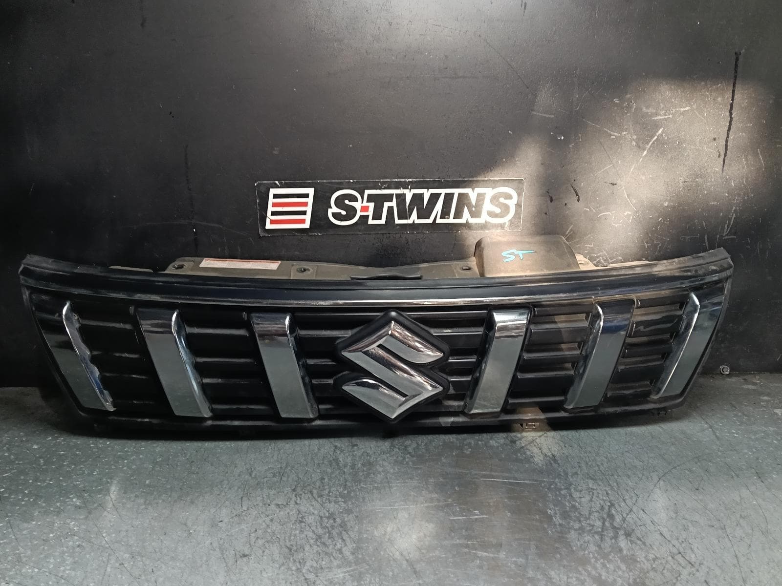 Used auto part listing image: 2022 SUZUKI VITARA GRILLE RADIATOR GRILLE, W/ CHROME INSERT, VITARA, LY (VIN TSM), 10/18- 0000423958