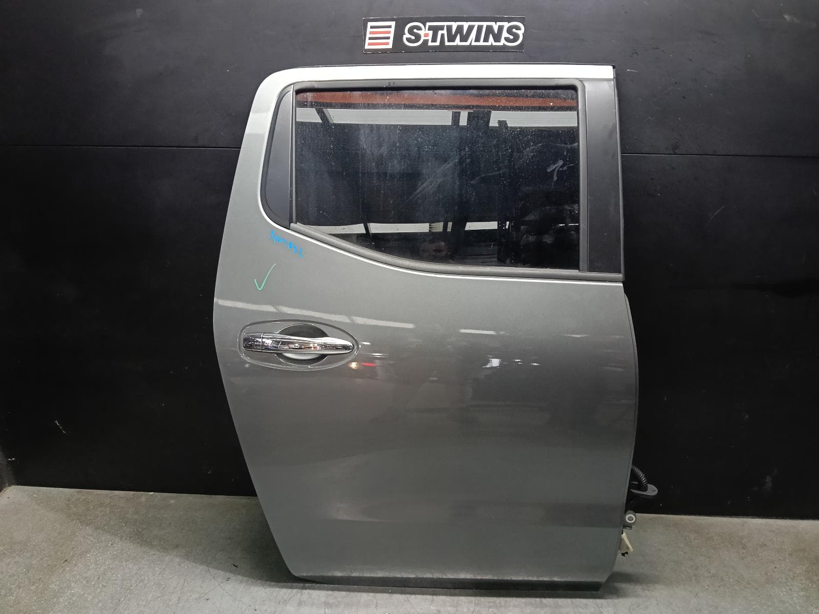 Used auto part listing image: 2024 NISSAN NAVARA RIGHT REAR DOOR SLIDING NP300, DUAL CAB, 04/15-12/25 0000408180