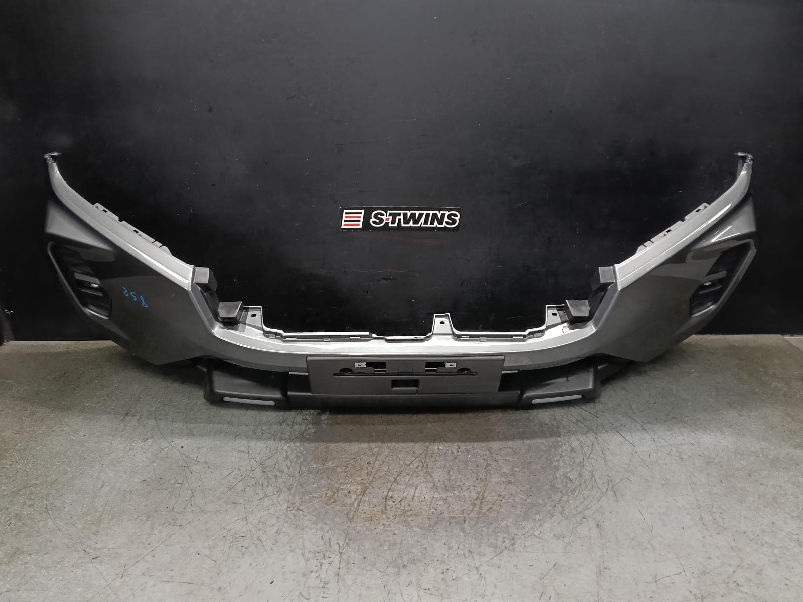 Used auto part listing image: 2024 NISSAN NAVARA FRONT BUMPER NP300, BUMPER BAR, W/ GREY INSERTS, 12/20-12/25 0000403353