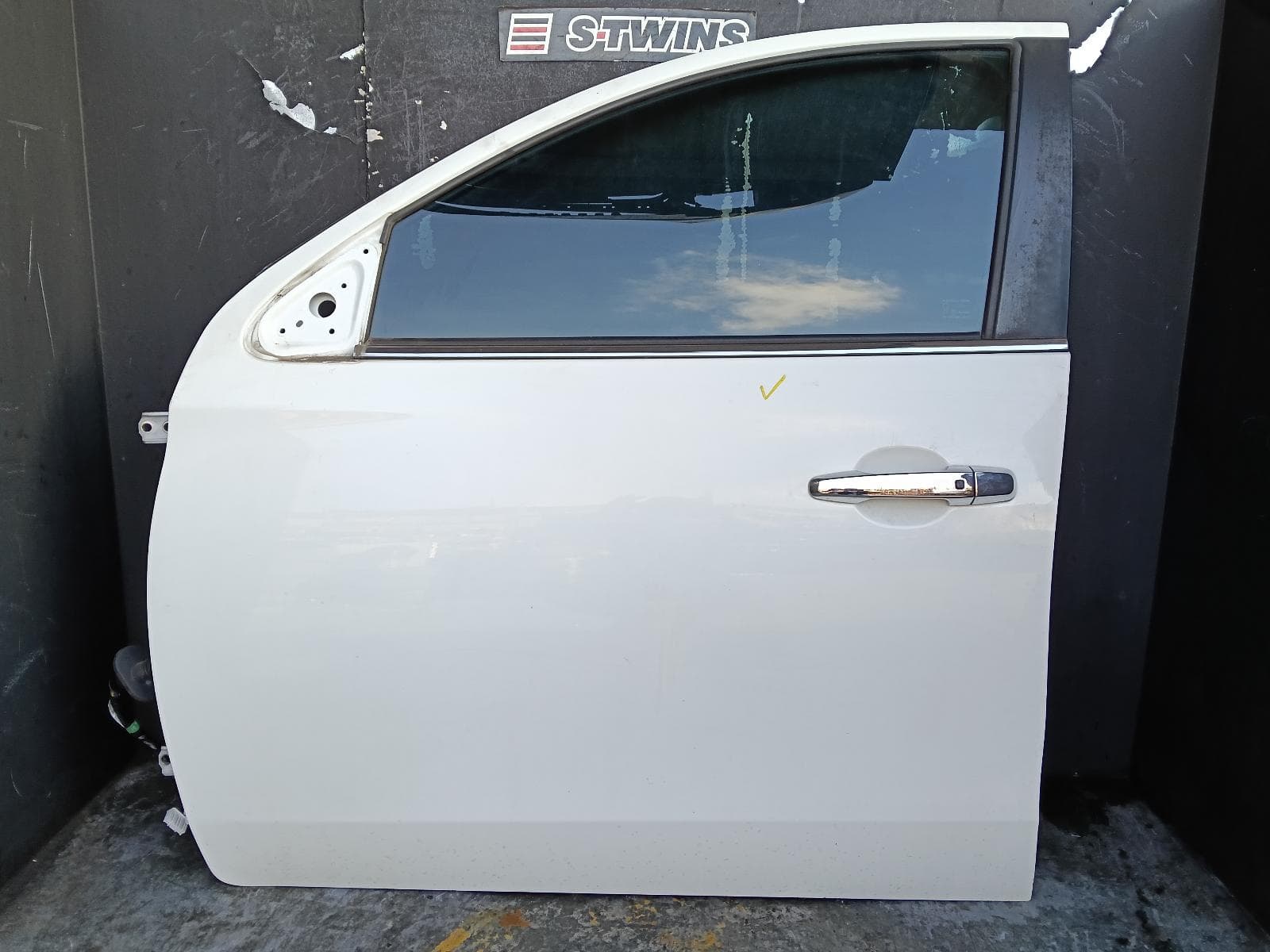 Used auto part listing image: 2021 MITSUBISHI PAJERO LEFT FRONT DOOR PAJERO SPORT, QE-QG, 10/15- 0000408901