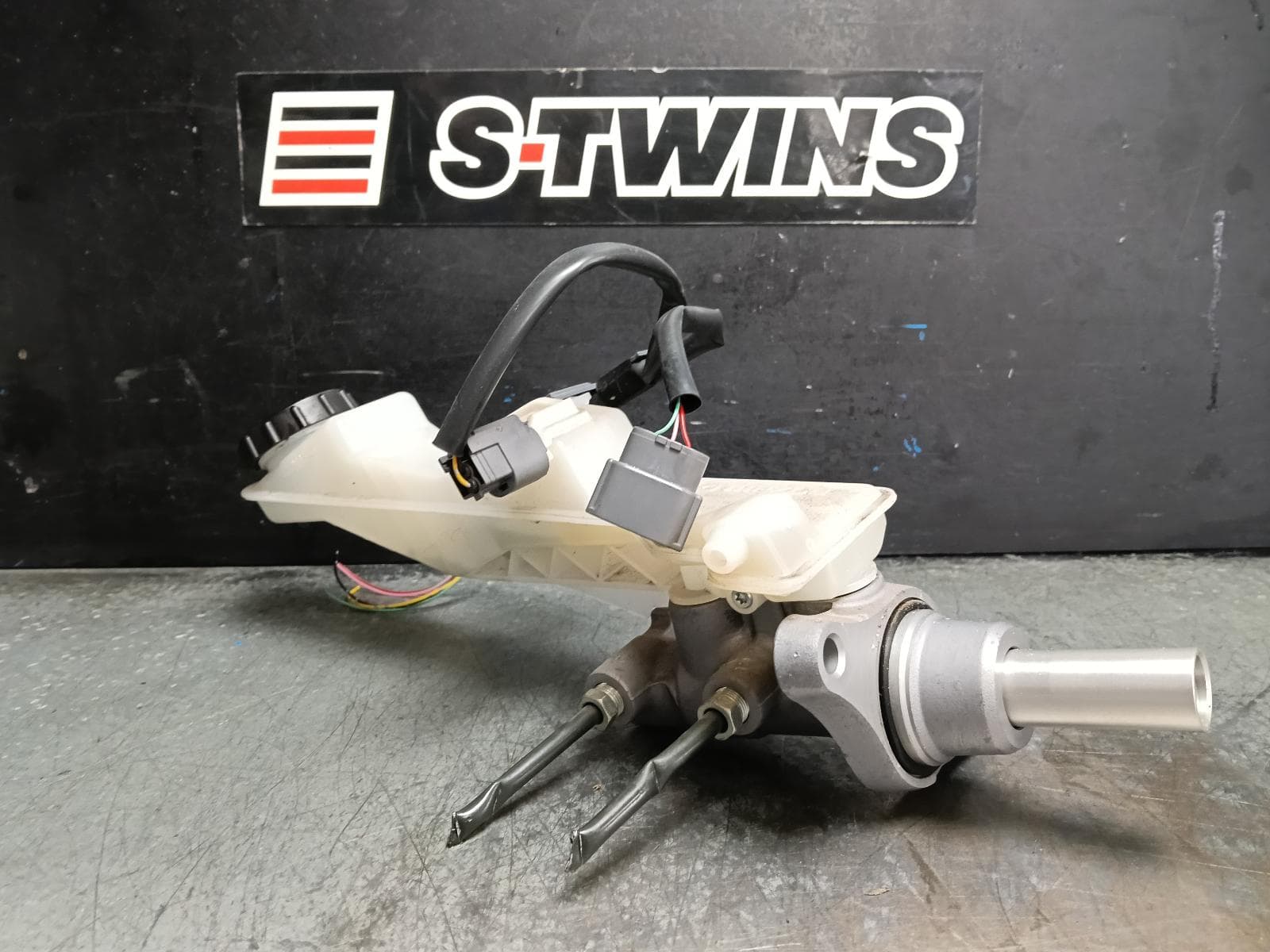 Used auto part listing image: 2017 MAZDA CX5 MASTER CYLINDER KF, PETROL, 2.5, NON TURBO, AUTO T/M, 02/17-03/26 0000429910