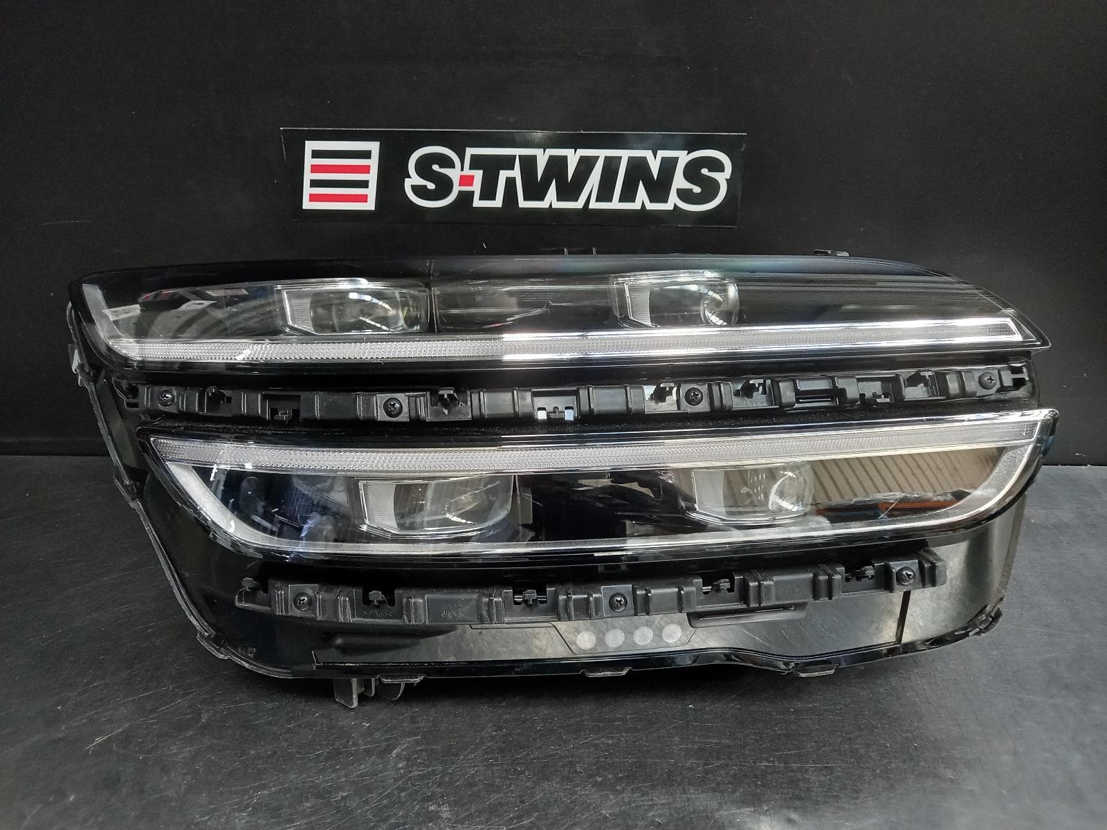 Used auto part listing image: 2021 GENESIS GV70 RIGHT HEADLAMP W/SPORT PACKAGE BLACK BEZEL, JK, 03/21- 0000259706