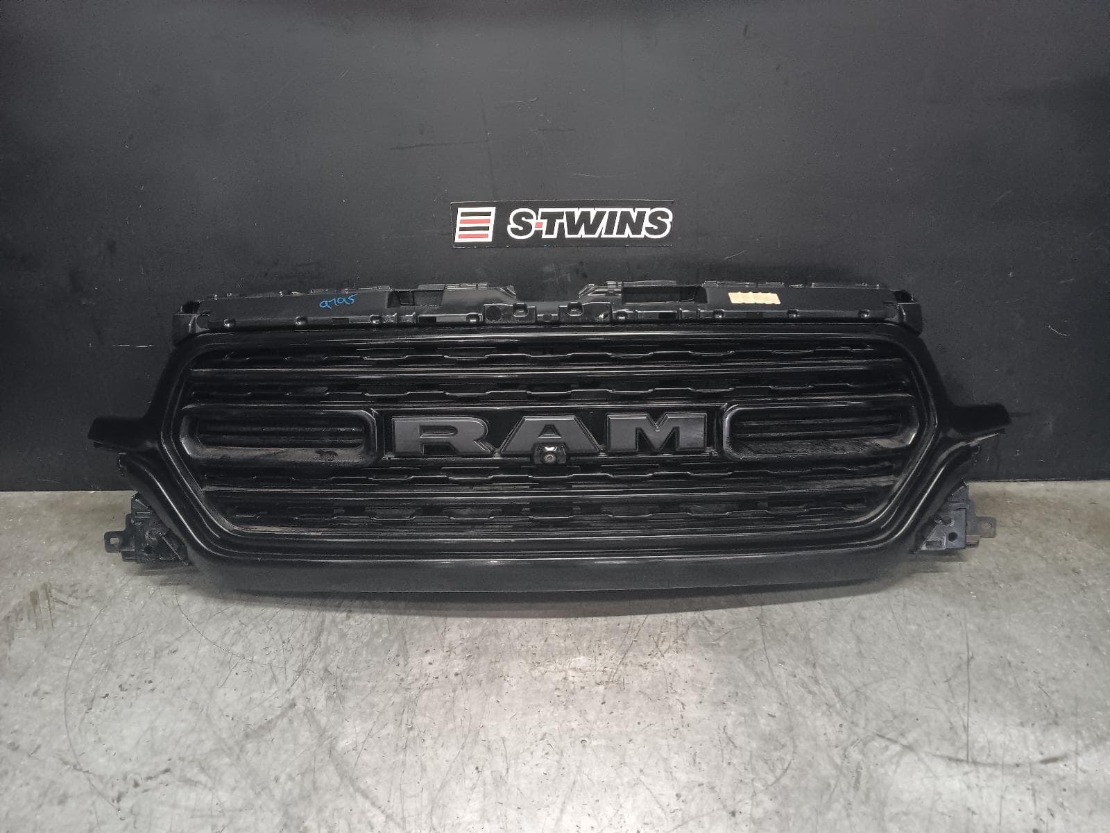 Used auto part listing image: 2021 RAM 1500 GRILLE RADIATOR GRILLE, HIGH GLOSS BLACK, LIMITED, DT, 10/20-12/23 0000411865