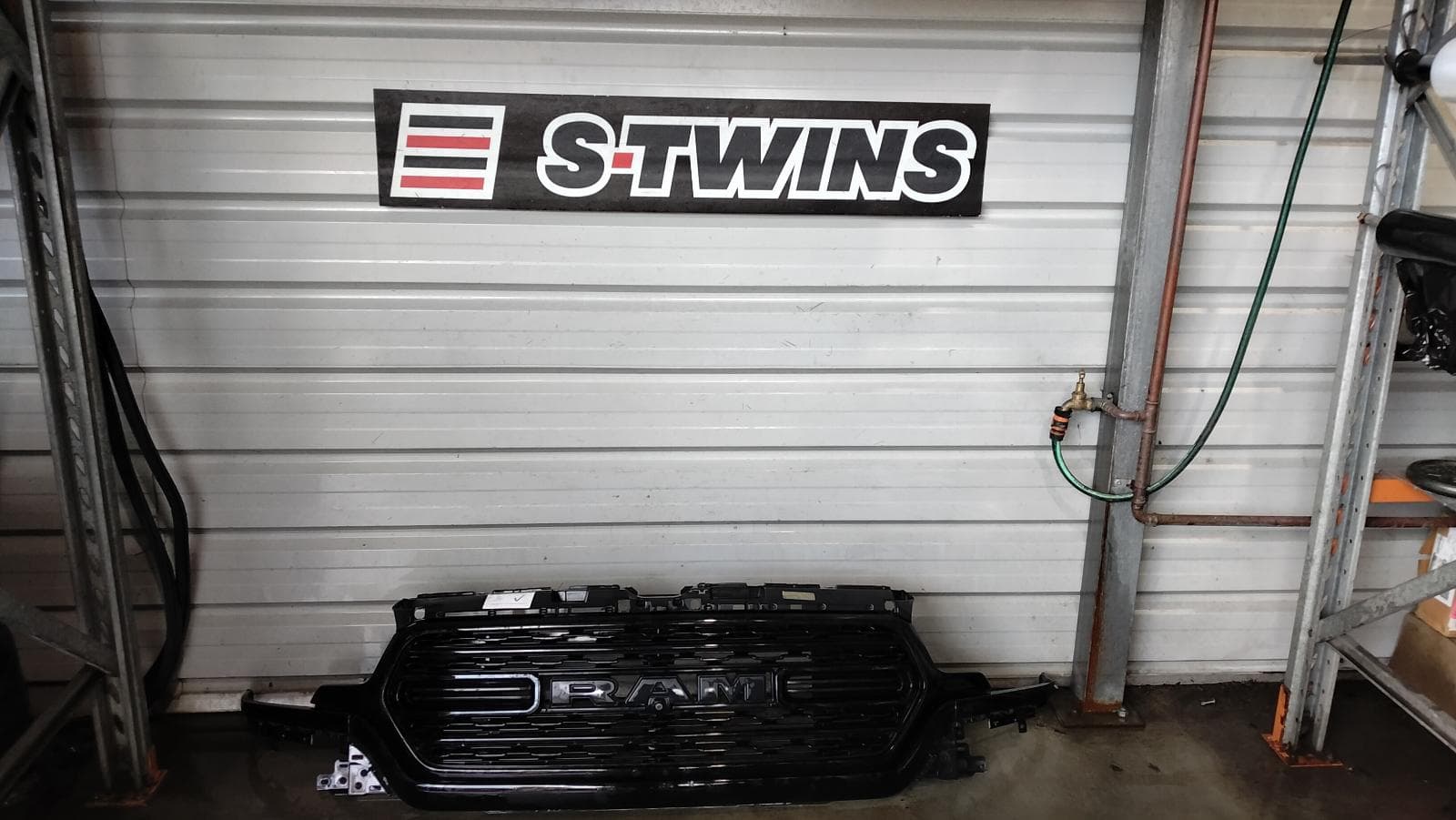 Used auto part listing image: 2022 RAM 1500 GRILLE RADIATOR GRILLE, HIGH GLOSS BLACK, LIMITED, DT, 10/20-12/23 0000431869