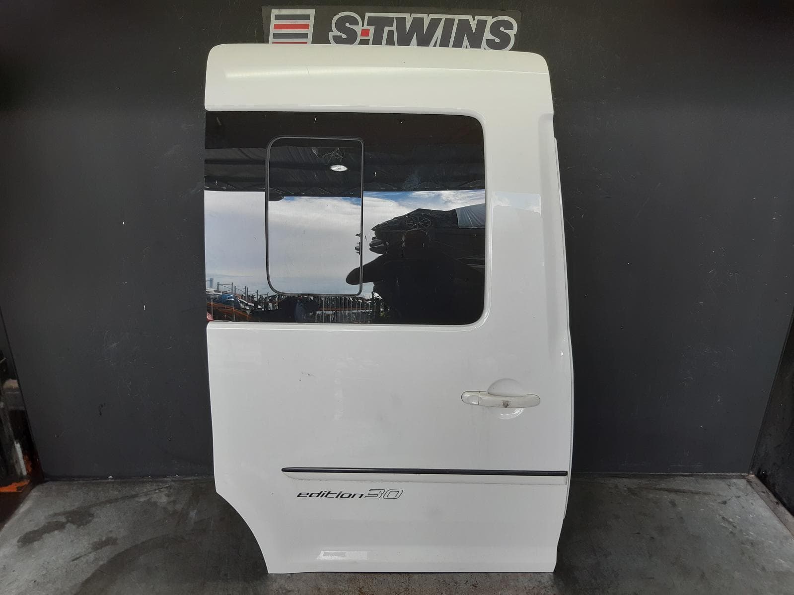 Used auto part listing image: 2013 VOLKSWAGEN CADDY RIGHT REAR DOOR SLIDING 2K, SWB VAN/WAGON, W/ WINDOW TYPE, 12/04-06/15 0000257377