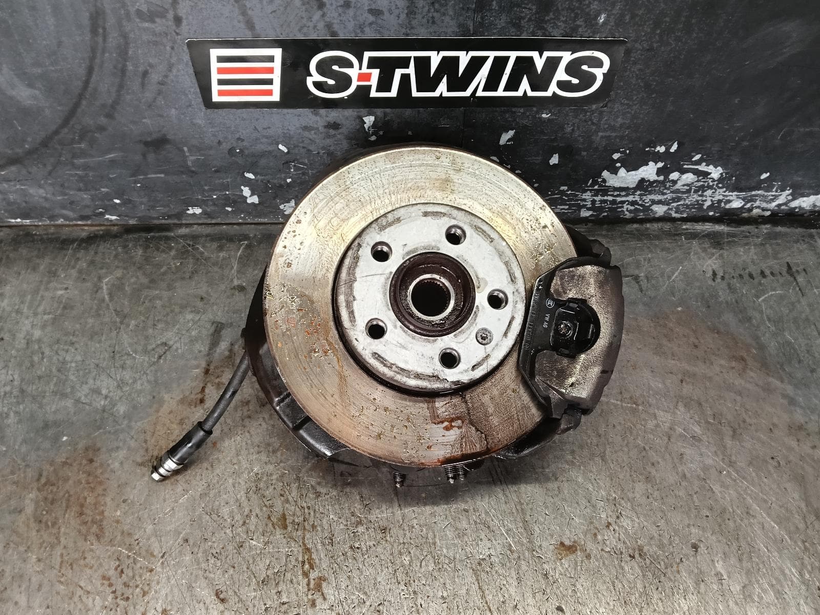 Used auto part listing image: 2022 VOLKSWAGEN POLO RIGHT FRONT HUB ASSEMBLY AW, TRENDLINE, 09/17-01/22 0000403002