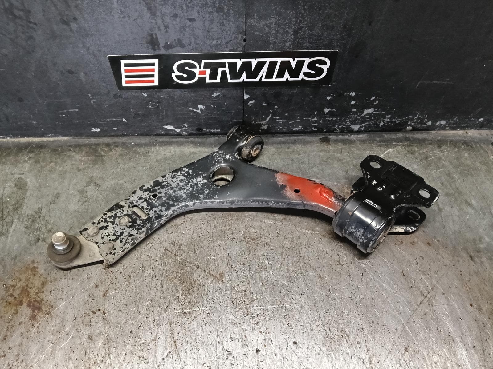 Used auto part listing image: 2017 FORD ESCAPE LEFT FRONT LOWER CONTROL ARM ZG, 09/16-05/20 0000386865