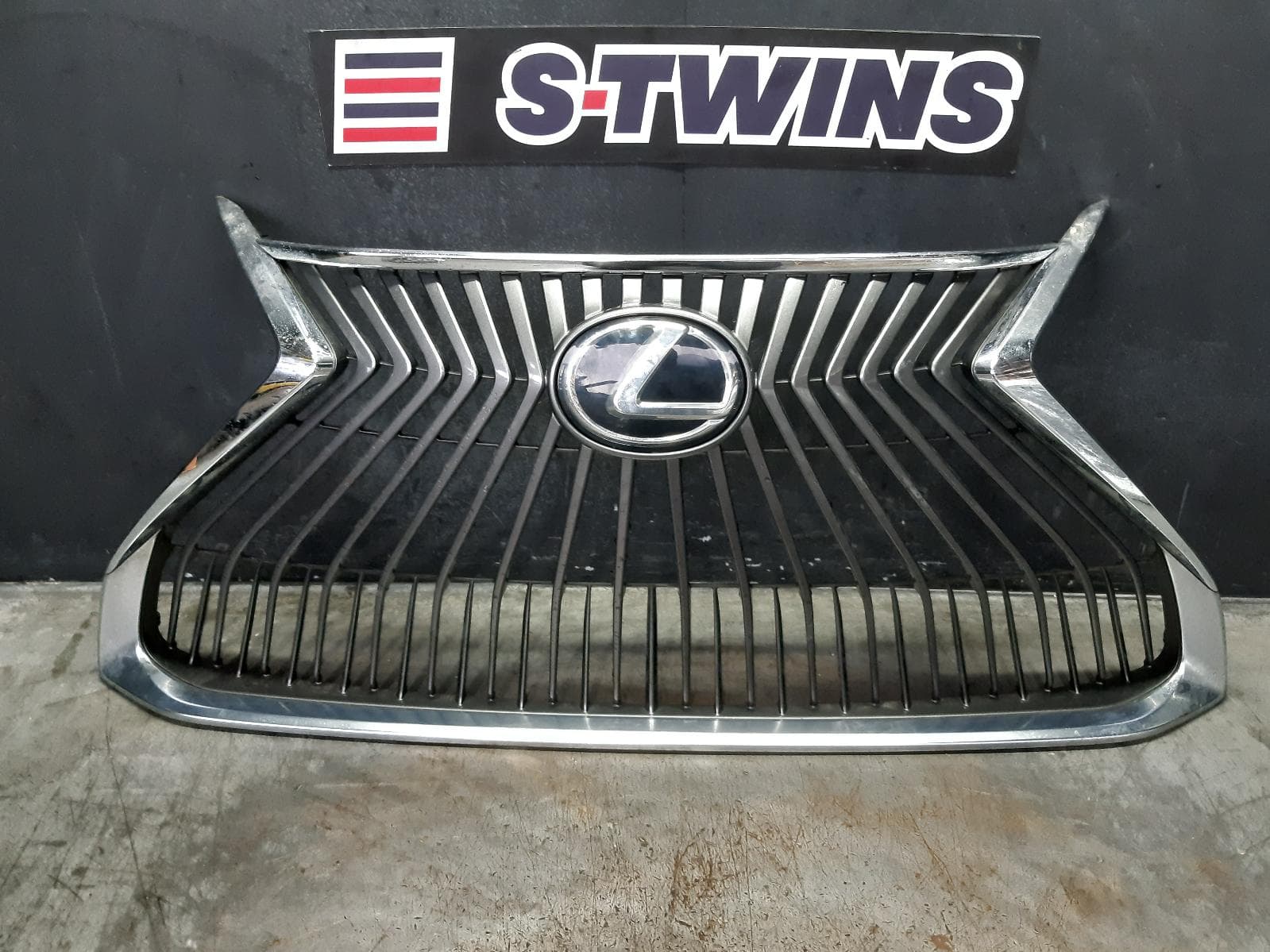 Used auto part listing image: 2021 LEXUS ES SERIES (13-) GRILLE XZ10, RADIATOR GRILLE, NON CAMERA TYPE, 08/18- 0000256664