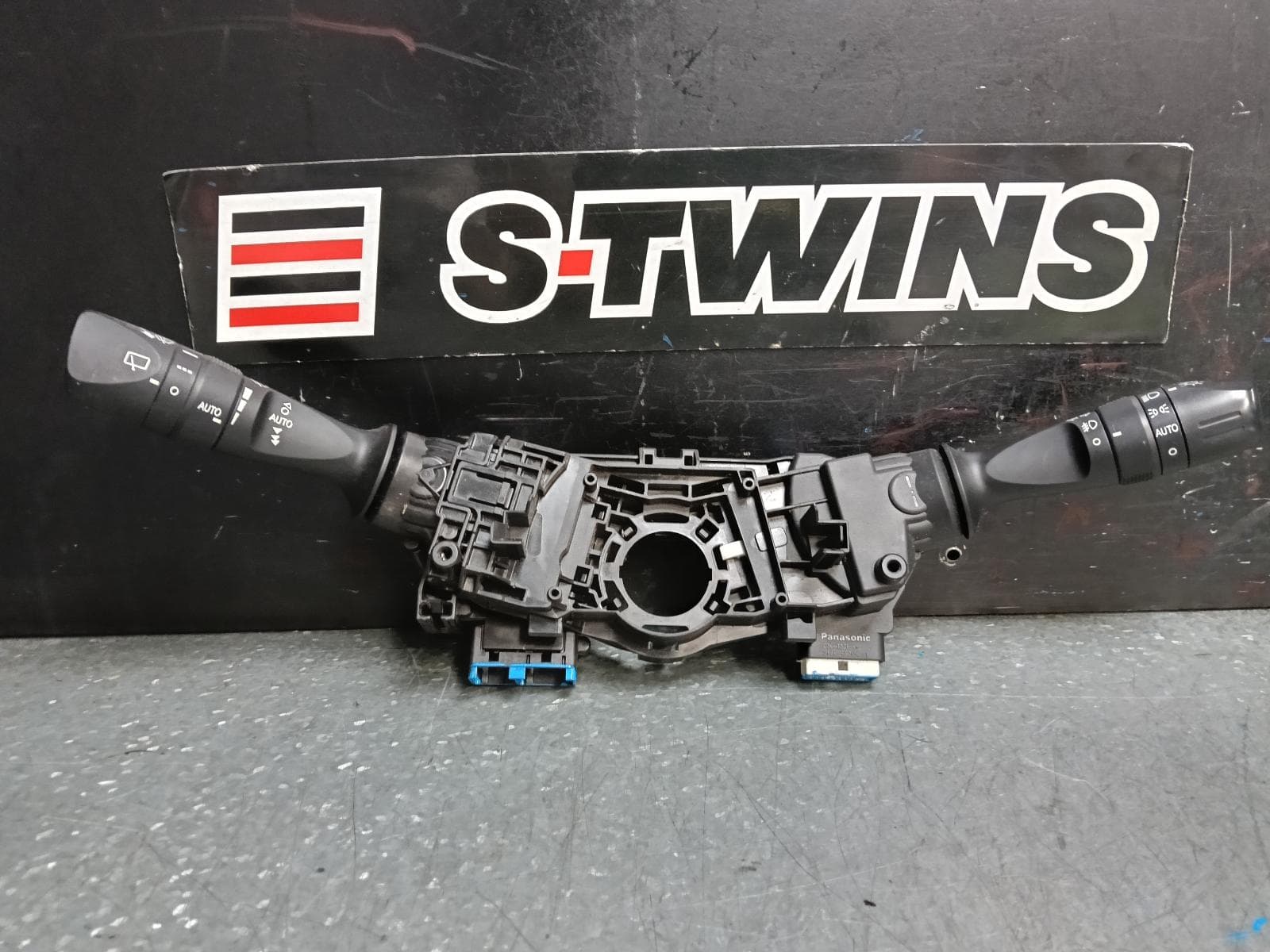Used auto part listing image: 2017 TOYOTA KLUGER FLASHER SWITCH, GSU50/GSU55, 12/13-02/21 0000386465