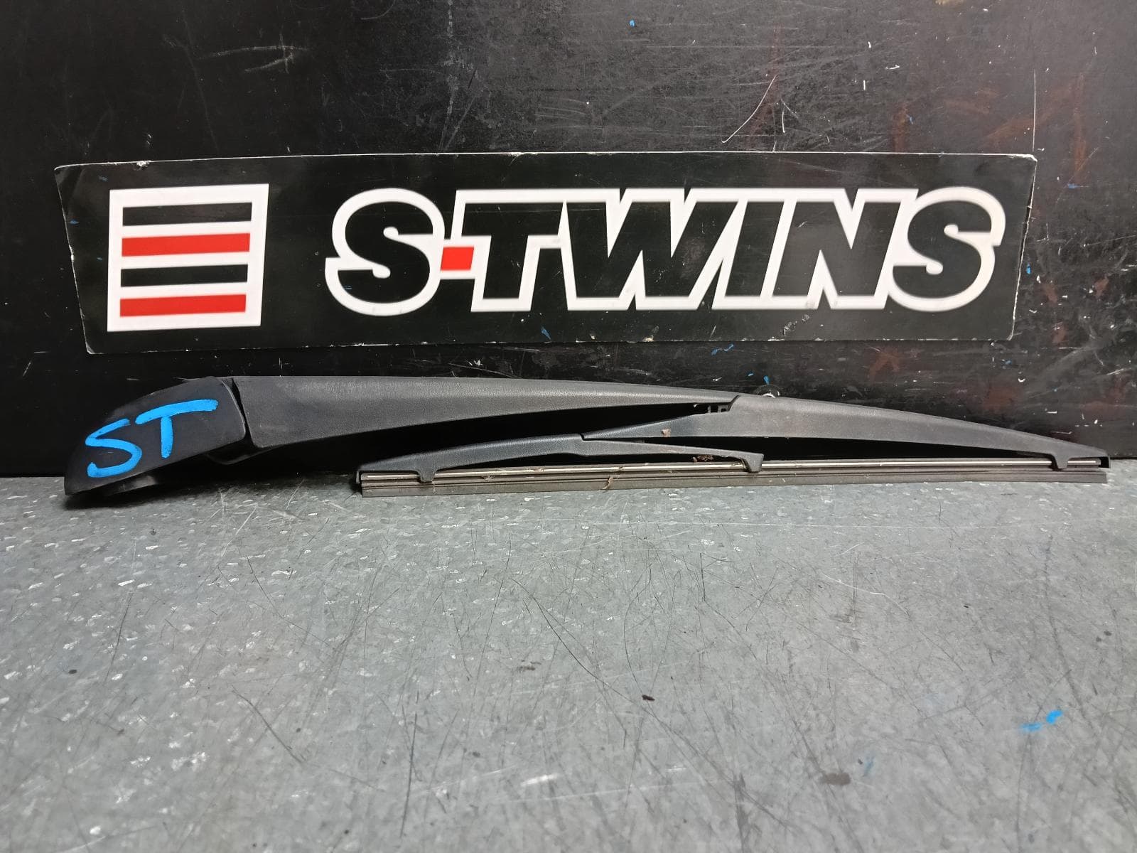 Used auto part listing image: 2017 TOYOTA KLUGER WIPER ARM TAILGATE, GSU50/GSU55, 12/13-02/21 0000386464