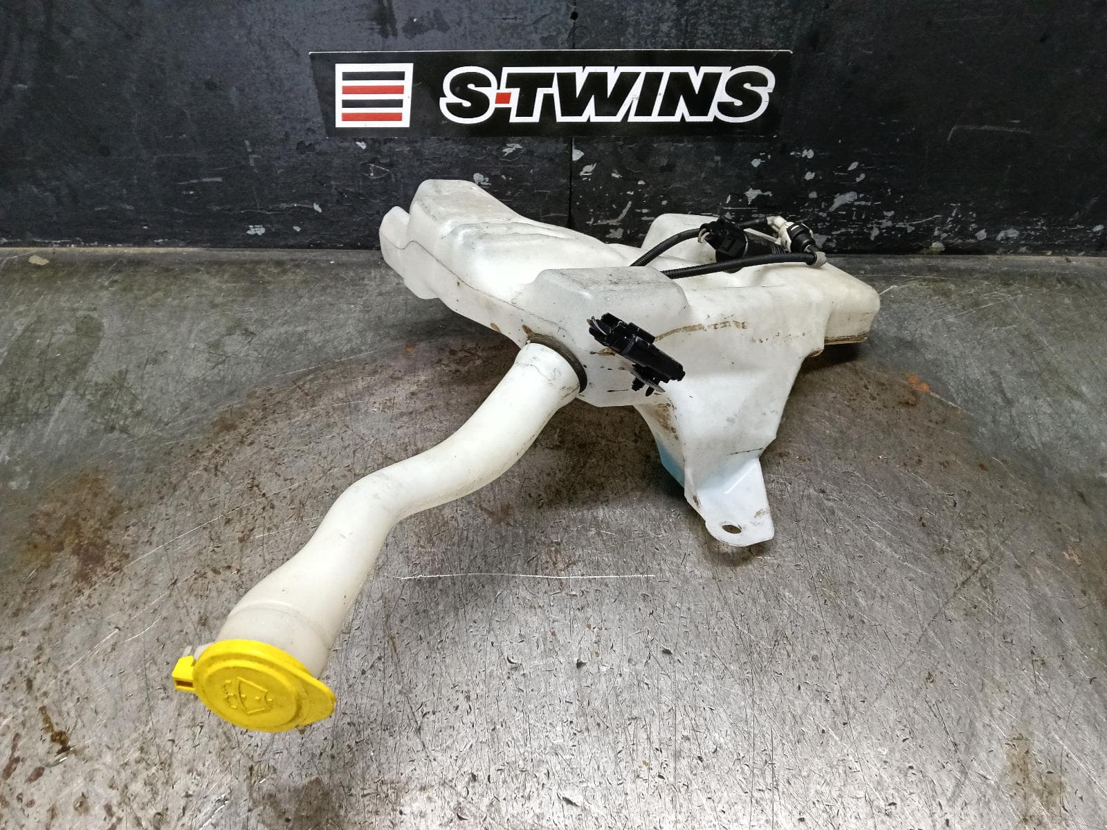 Used auto part listing image: 2017 FORD ESCAPE WASHER BOTTLE ZG, NON HEADLAMP WASHER TYPE, 09/16-05/20 0000386861