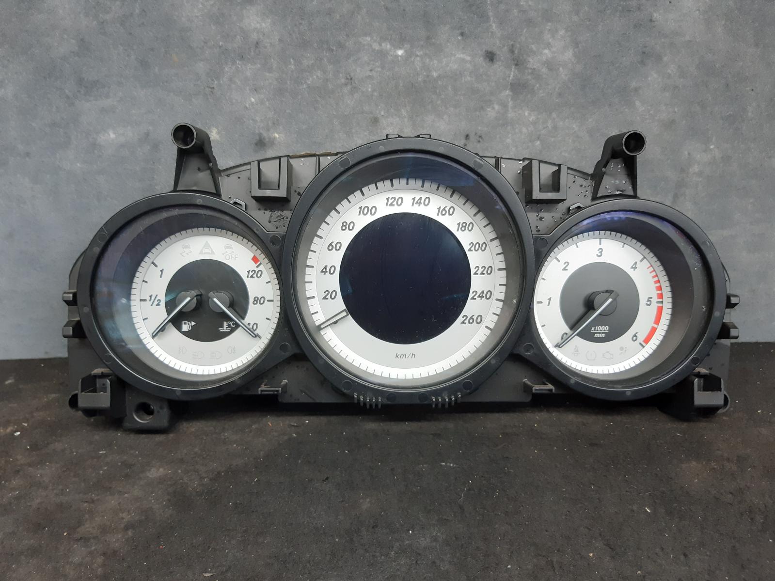 2011 Mercedes C Class Instrumentcluster 100510