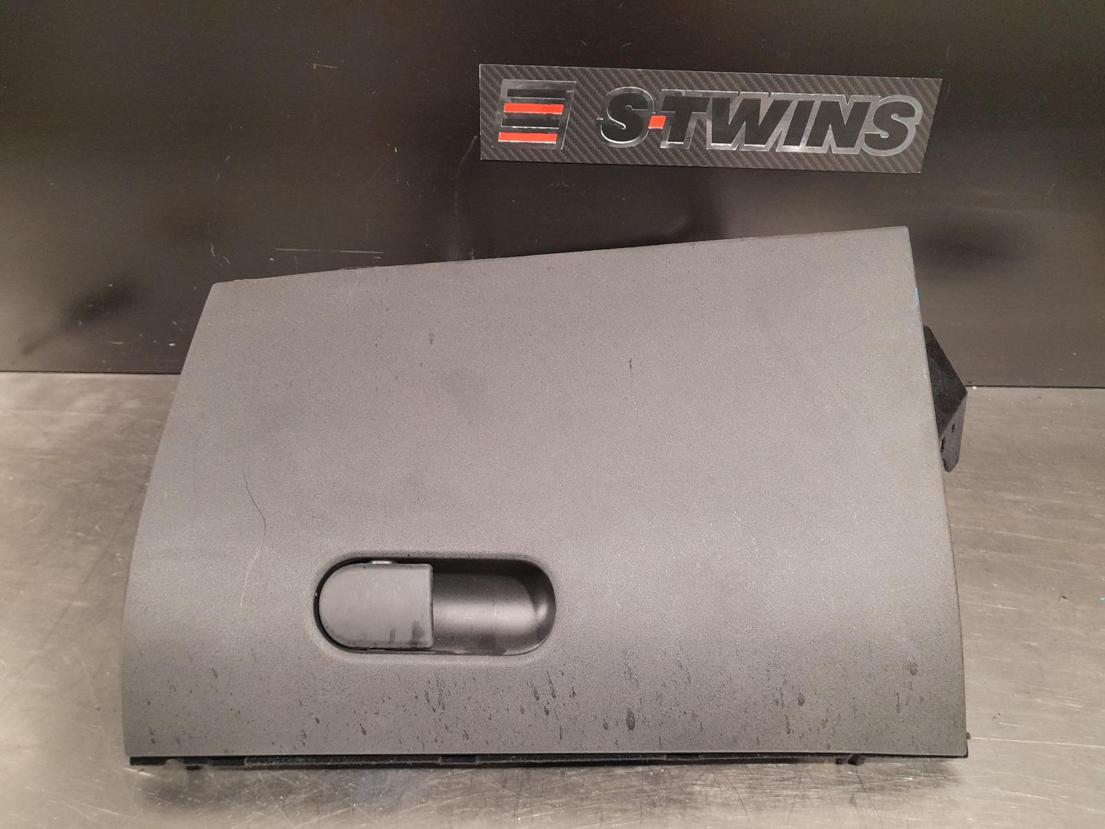 2015 Alfa Romeo Giulietta Glove Box 0000173546