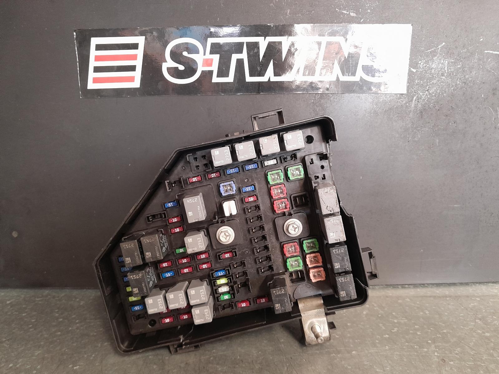 2011 Holden Commodore Fuse Box Engine Bay 3.6 P/N 92202583 Ve 08/06-05/13 320997