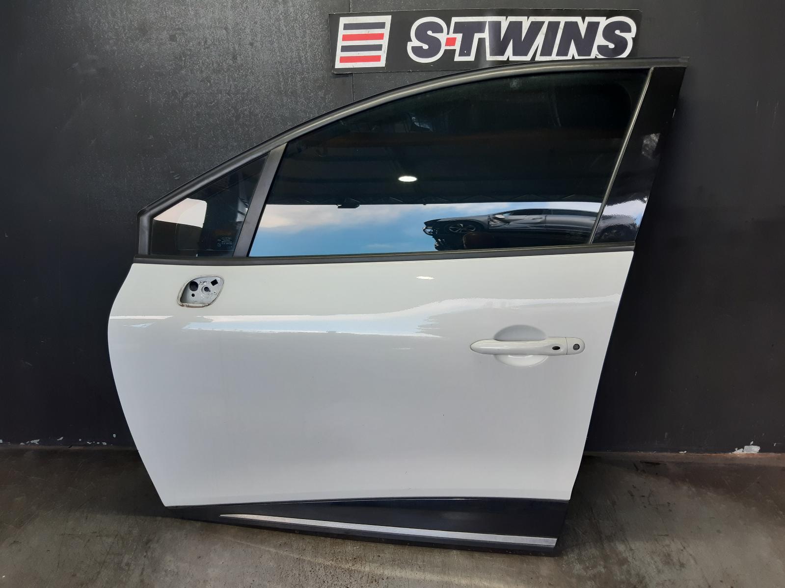 2017 RENAULT CLIO LEFT FRONT DOOR X98, 09/13-10/19 0000352861