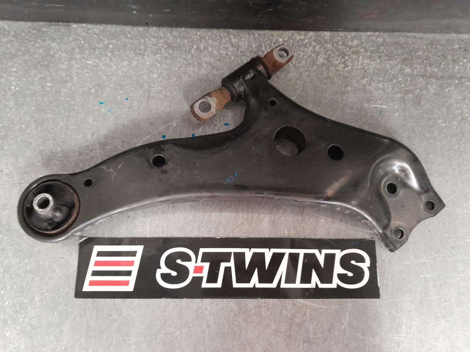 2011 TOYOTA KLUGER RIGHT FRONT LOWER CONTROL ARM GSU40-GSU45, 08/07-02/14 0000367829