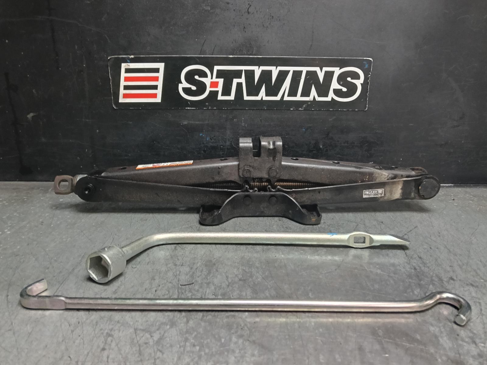 2017 TOYOTA RAV4 JACK TOOL KIT XA40, 12/12-12/18 0000412089
