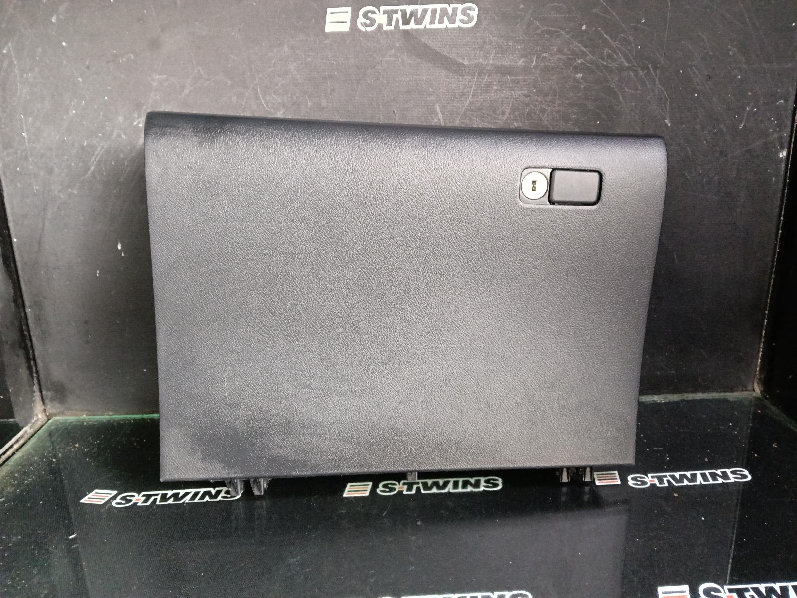 2019 TOYOTA HILUX GLOVE BOX LOWER, 06/15-09/25 0000417565