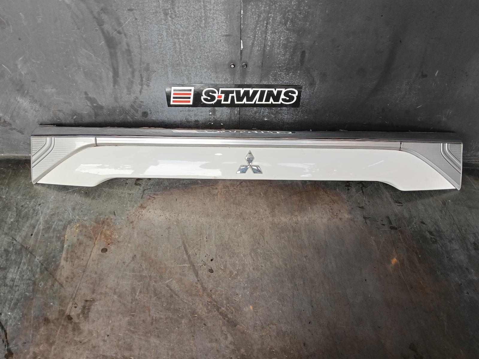 2014 MITSUBISHI OUTLANDER REAR GARNISH TAILGATE GARNISH (CENTRE), ZJ, ES, 10/12-03/15 0000395714