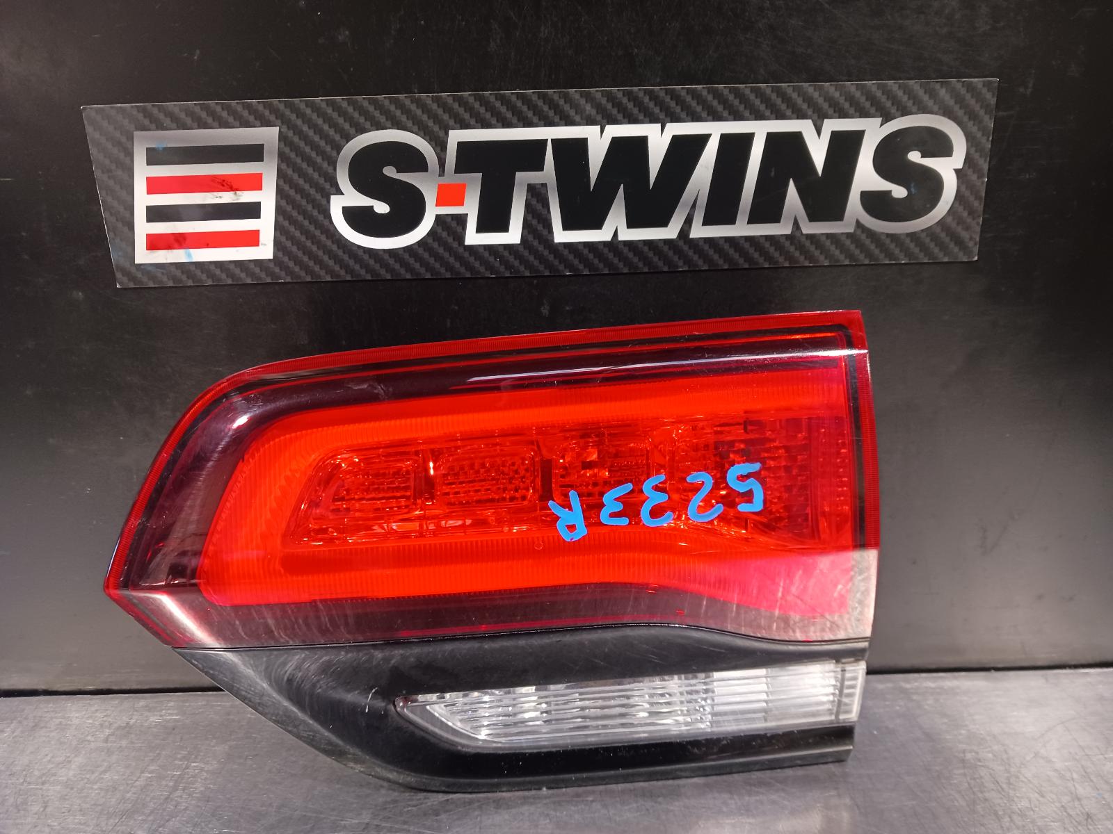 2020 JEEP GRANDCHEROKEE REAR GARNISH TAILGATE LAMP (RH SIDE), WK, SRT/75TH ANNIV/TRACKHAWK/BLACKHAWK, BLACK BEZEL, 04/13-02/22 0000218529